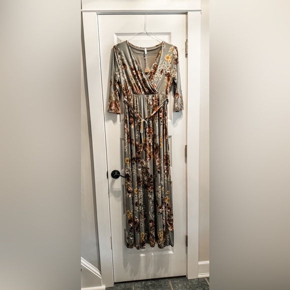 Pink blush maternity 3/4 sleeve maxi dress - Picture 2 of 3